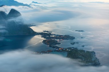 Bulutlar ve sis sabahın erken saatlerinde Reine köyde. Lofotens ışıkları gece, Norveç 