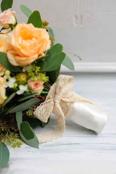 Gyönyörű menyasszonyi csokor virág a menyasszony — Stock Fotó