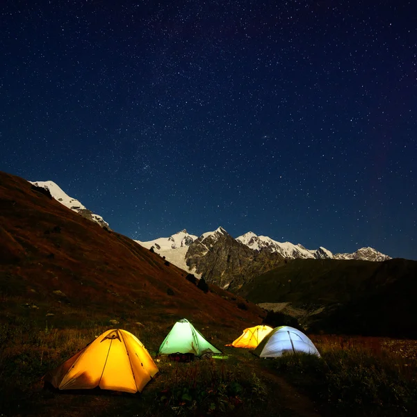 Namioty w dolinie Caucasus w — Zdjęcie stockowe