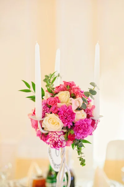 Composición de flores con velas — Foto de Stock