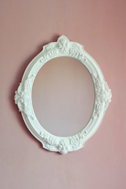Beyaz oval çerçeve