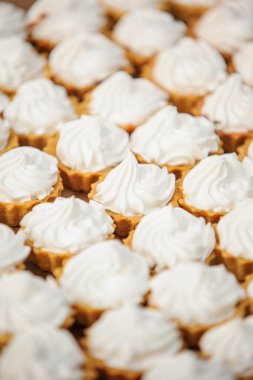 krem peynir frosting ile cupcakes