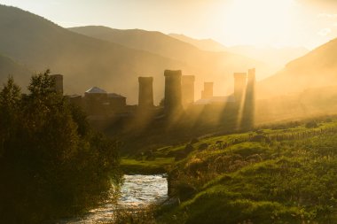 Sabah Georgia, Svaneti, Ushguli ışık ile antik svan kuleleri
