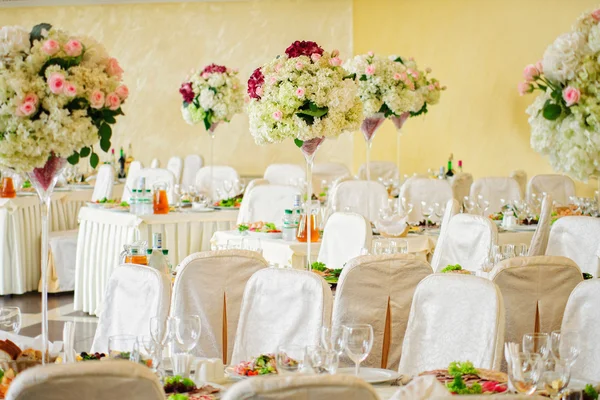 Schöne Blumen auf dem Tisch am Hochzeitstag — Stockfoto