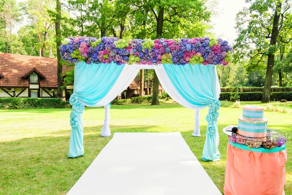 Arco de casamento colorido com flores — Fotografia de Stock