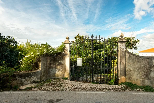 Ferforje kapılar house garden yakınındaki
