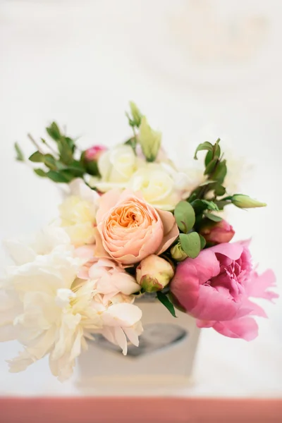 Floral arrangement of peonies and roses — Stock Photo, Image