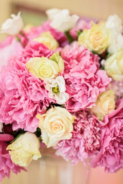 Beauty peonies and roses — Stock Photo, Image