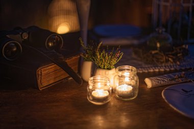 Dekorasyon gece yakınındaki masada yanan mumlar