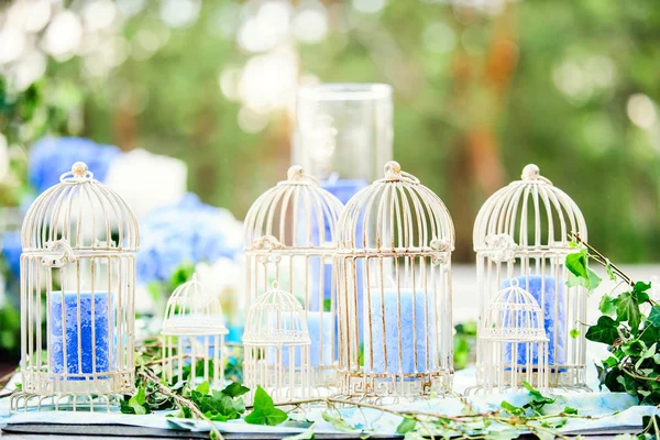 Wedding decor with birdcages and candles — Stock Photo, Image