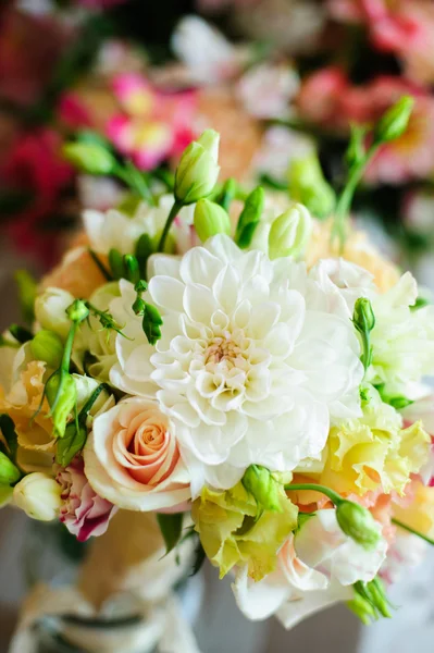 Esküvői csokor, világos színű nyári virágok — Stock Fotó