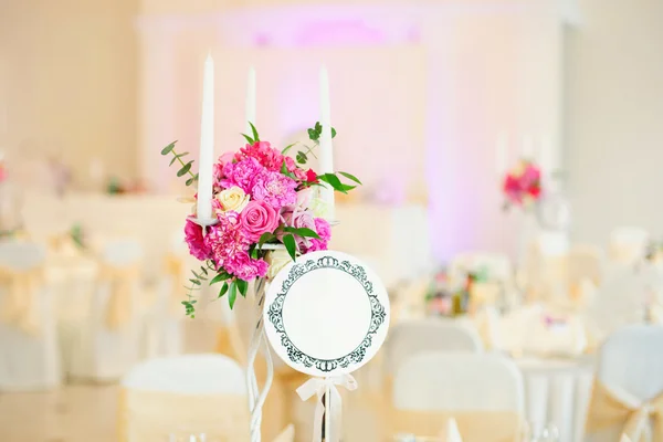 Lindas flores na mesa no dia do casamento — Fotografia de Stock