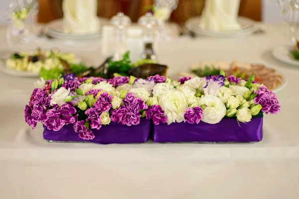 Schöne Blumenkomposition auf dem Hochzeitstisch — Stockfoto