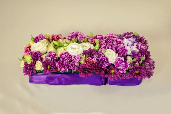 美丽的花组成对婚礼表 — 图库照片