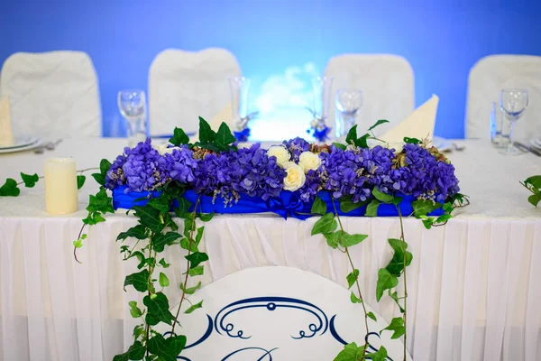Díszített esküvői asztalra újak — Stock Fotó