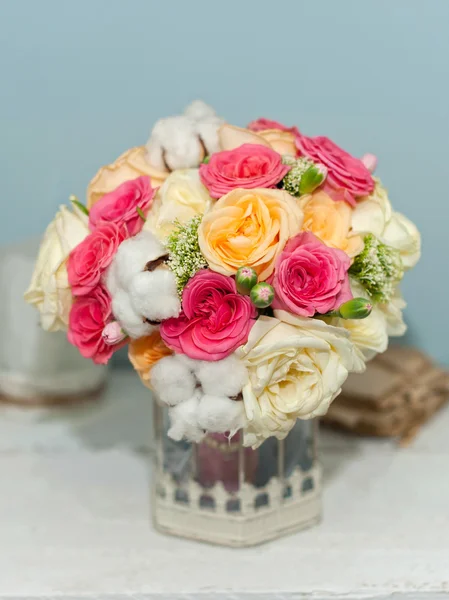 Szép rózsák a vázában — Stock Fotó