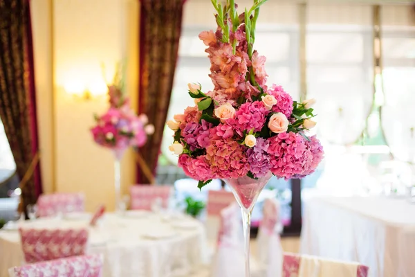 Hermosas flores sobre la mesa — Foto de Stock