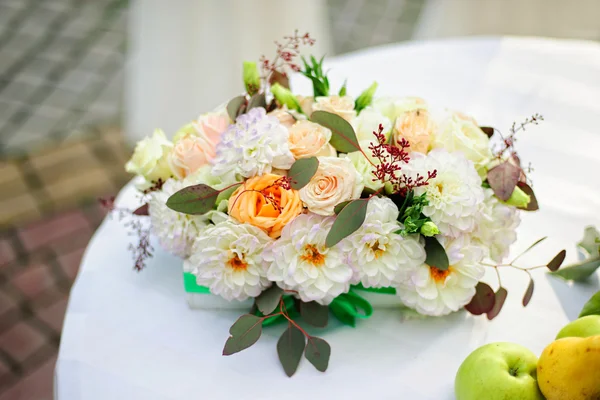 Flower composition on the table — Stock Photo, Image