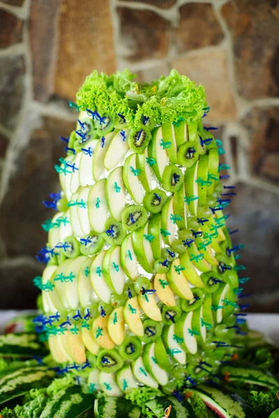 Pirâmide doce com frutas verdes — Fotografia de Stock