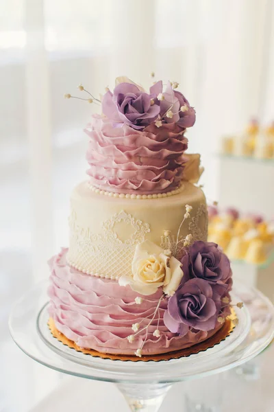 Gâteau de mariage avec des fleurs — Photo