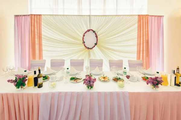 Mesa de casamento decorada para recém-casados — Fotografia de Stock