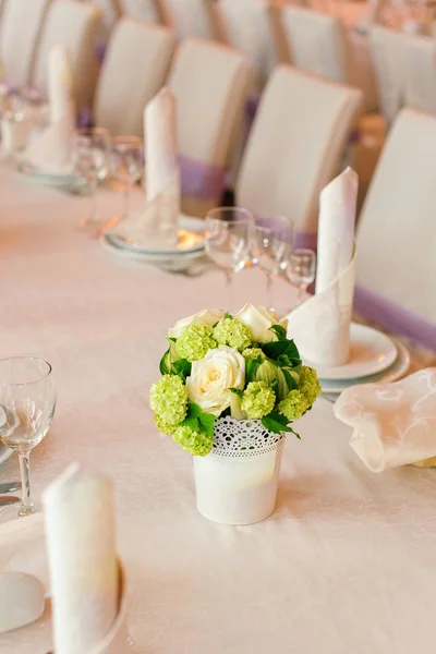 Lindas flores na mesa — Fotografia de Stock