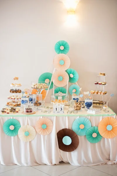 Delicioso buffet de doces com decorações, Buffet de férias doces com sobremesas — Fotografia de Stock