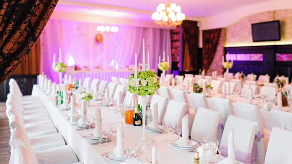 Hochzeitsrestaurant mit Blumen dekoriert — Stockfoto