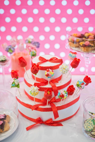 Mesa de sobremesa com doce bolo pops — Fotografia de Stock