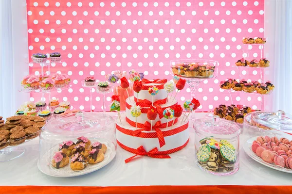 bir parti ya da düğün için tatlı tablosu