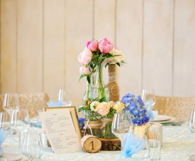 Masa dekorasyonu peonies ve rustik tarzda gül ile