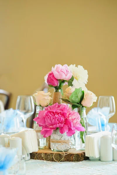 Blütenkomposition mit rosa Pfingstrosen und cremefarbenen Rosen — Stockfoto