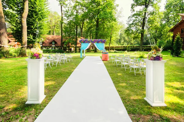Hermoso arco de boda con flores en el jardín — Foto de Stock