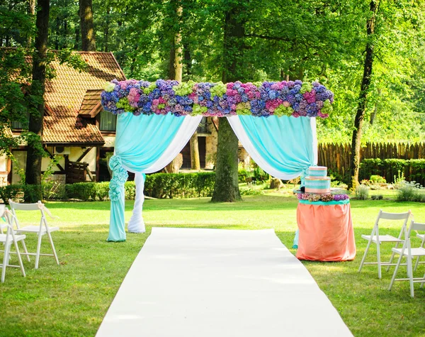 Çiçekli bahçe içinde güzel düğün kemer