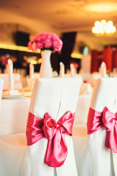 Düğün ayrıntı pembe kurdele yay sandalyenin üzerinde