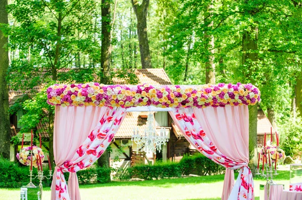 漂亮的婚礼拱门，开着花 — 图库照片