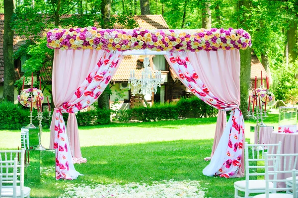 Belo arco de casamento com flores — Fotografia de Stock