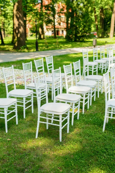 Ślub krzesła ustawić przed ceremonią — Zdjęcie stockowe