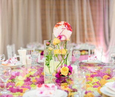 Güzel çiçek kompozisyon masada