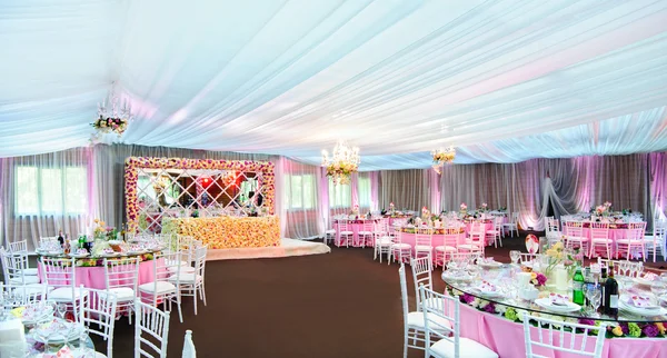 Bir sürü çiçek ile bir restoranda inanılmaz güzel düğün mekanı