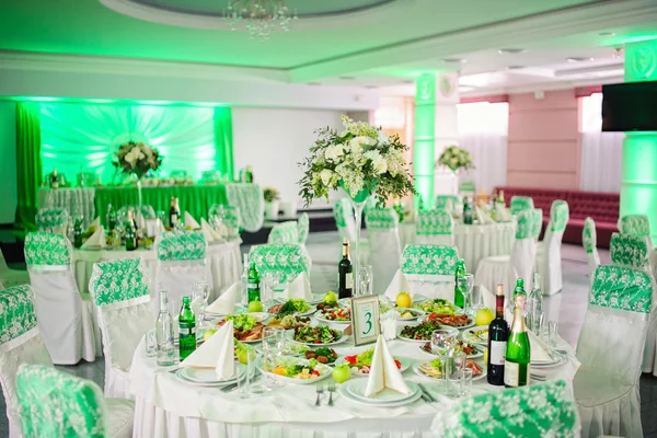 Hochzeitstisch mit Geschirr und Blumen — Stockfoto