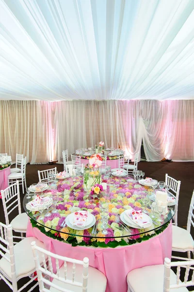 MESA DECORADA CON FLORES HERMOSOS EN EL RESTAURANTE ELEGANTE PARA LA BODA PERFECTA — Foto de Stock