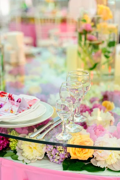Tisch gedeckt für ein elegantes Dinner — Stockfoto