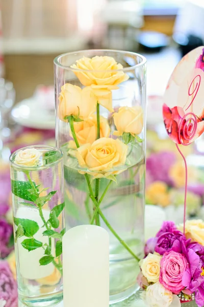 Όμορφο λουλούδι σύνθεση στο τραπέζι — Φωτογραφία Αρχείου