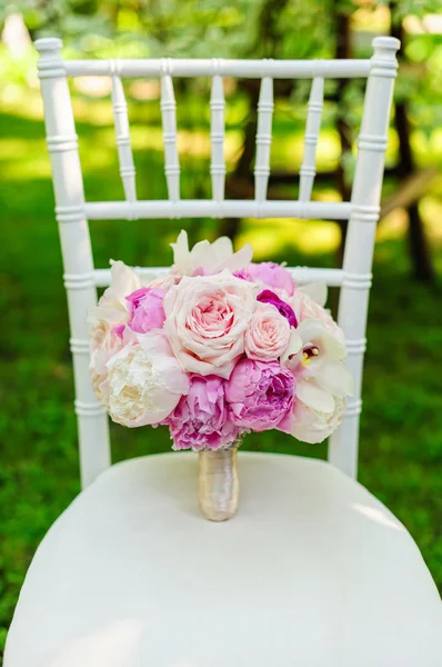 Beautiful wedding bouquet for bride — Stock Photo, Image