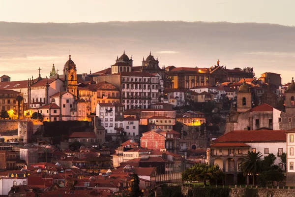 Panorama ciudad vieja Oporto al atardecer, Oporto, Portugal — Foto de Stock