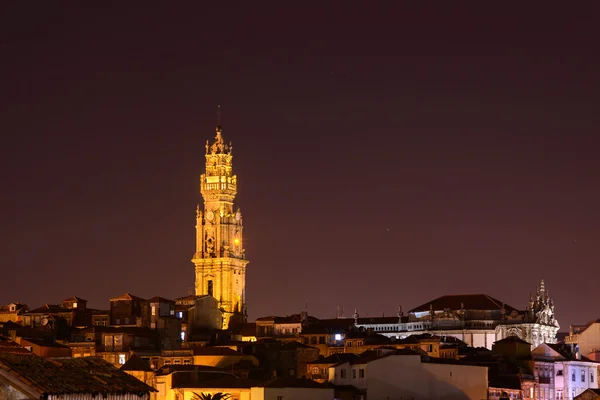 Iglesia Klerigush en la noche Oporto, Portugal — Foto de Stock
