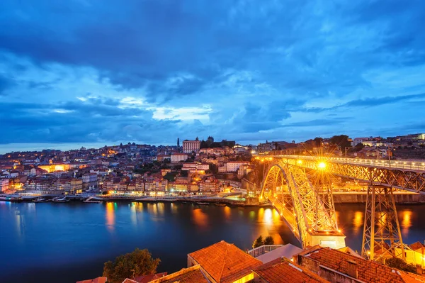 Noche Porto Ciudad Vieja, Río Duero y Puente Dom Luis — Foto de Stock