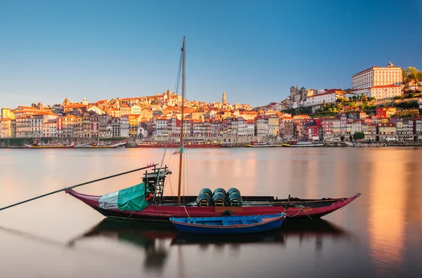 Barco tradicional en el río Duero. Oporto, Portugal — Foto de Stock