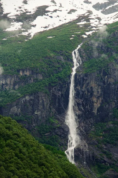 Водопад в Норвегии - природа и туристический фон — стоковое фото